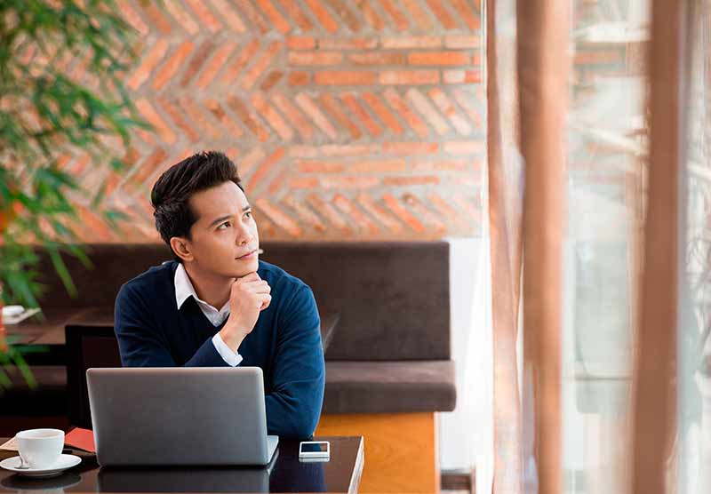 ¿Cómo Poner Palabras Claves en Mi Web Hombre pensando en cómo colocar palabras clave en un sitio web?