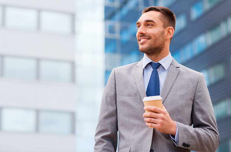 Joven Empresario con Miras al Futuro