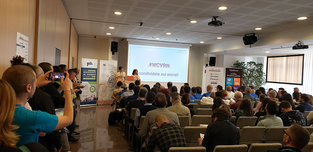 Sala de conferencias plena de participantes en el Wordcamp Verona 2019