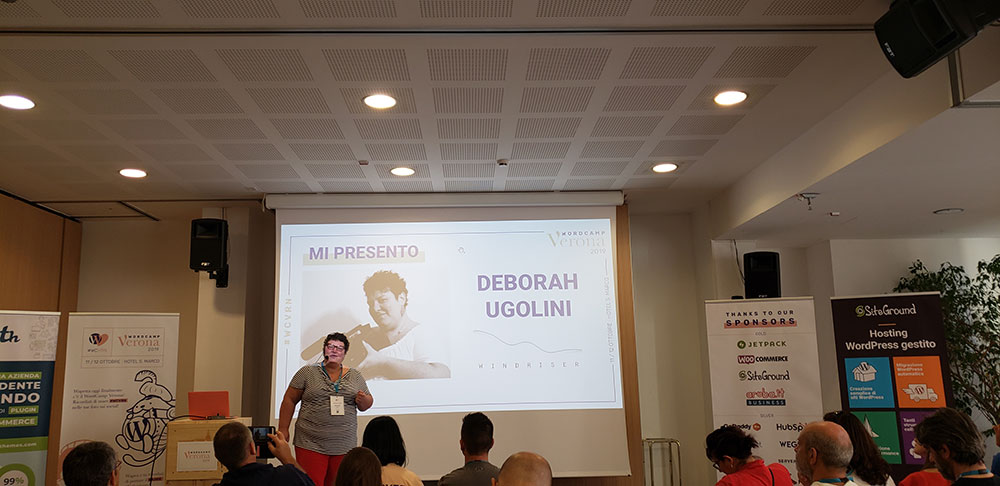 Fotografía de presentación de Deborah Ugolini en Wordcamp Verona 2019